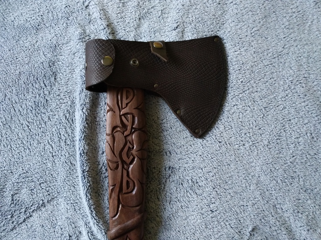 топор с ножнами